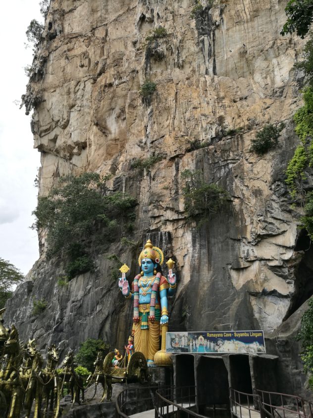 Eingang zur ersten Höhle "Ramayana Cave"