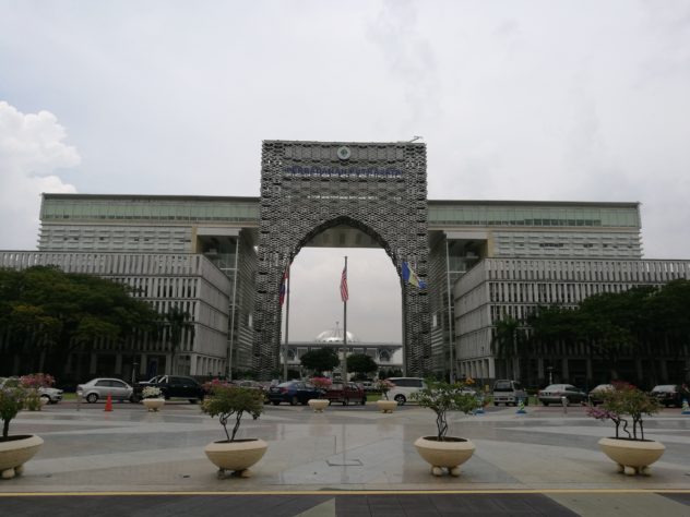 Stadtverwaltungsgebäude mit der Metall-Moschee im Hintergrund