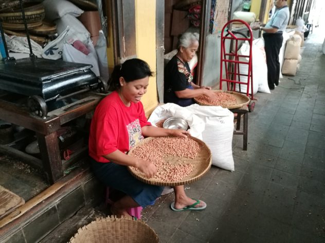 Erdnüsse kann man hier fertig geschält kaufen - die Frauen hier sortieren noch Schalen aus
